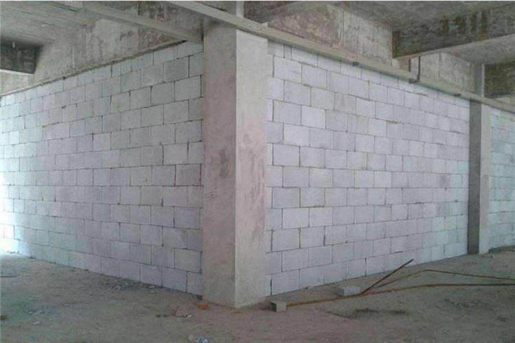 為什么加氣混凝土砌塊墻抹灰面會出現空裂現象.jpg